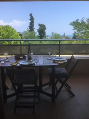 Balcon ou terrasse dans l'établissement Beautiful tranquil apartment close to the sea