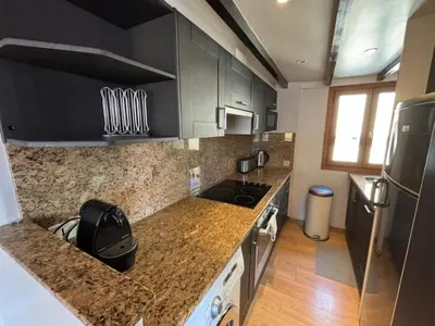 Cuisine ou kitchenette dans l'établissement Appartement lumineux vue mer calme au cœur du viel Antibes clim neuve