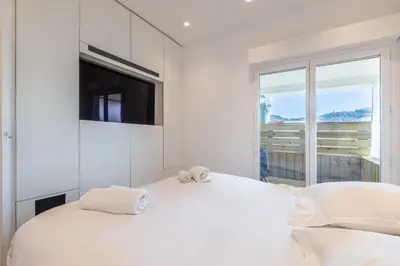 Un ou plusieurs lits dans un hébergement de l'établissement LB Vacation Rentals I Elegant Apartment with Terrace & Mezzanine in the heart of Cannes