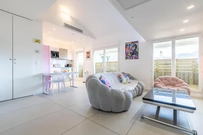 Cuisine ou kitchenette dans l'établissement LB Vacation Rentals I Elegant Apartment with Terrace & Mezzanine in the heart of Cannes