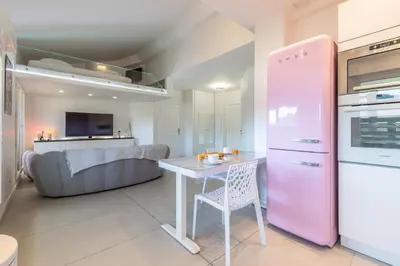 Cuisine ou kitchenette dans l'établissement LB Vacation Rentals I Elegant Apartment with Terrace & Mezzanine in the heart of Cannes