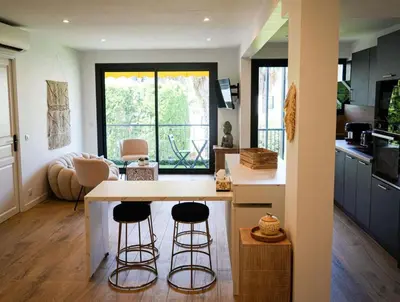 Cuisine ou kitchenette dans l'établissement Bali à Cannes