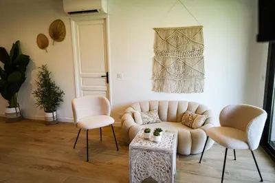 Coin salon dans l'établissement Bali à Cannes