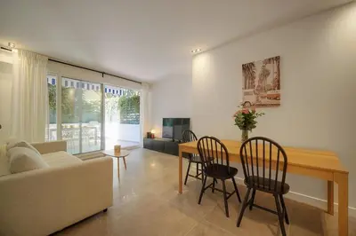 Télévision ou salle de divertissement dans l'établissement Modern 3BR with Patio, Walk to Beach and Croisette