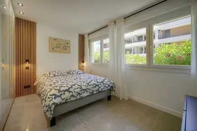 Un ou plusieurs lits dans un hébergement de l'établissement Modern 3BR with Patio, Walk to Beach and Croisette