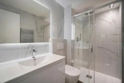 Salle de bains dans l'établissement Modern 3BR with Patio, Walk to Beach and Croisette