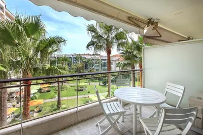 Balcon ou terrasse dans l'établissement REF 1233 - Cannes Croisette - Apartment for rent