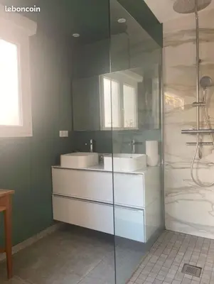 Salle de bains dans l'établissement Appartement 200m de la plage