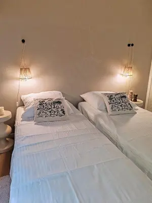 Un ou plusieurs lits dans un hébergement de l'établissement Beautiful Garden Apartment with Sea View 2 Bedrooms Ensuite
