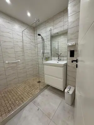 Salle de bains dans l'établissement T2 refait à neuf à 50m de la plage Moure Rouge