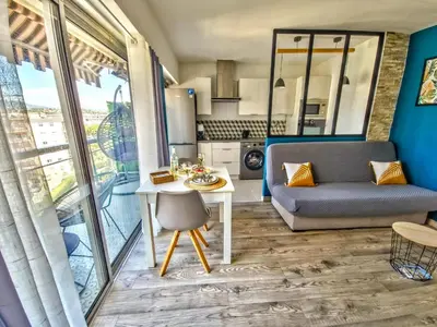 Cuisine ou kitchenette dans l'établissement Beachfront - Panoramic View - Balkony - AC