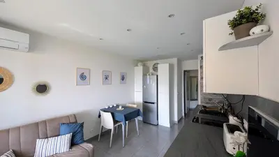 Cuisine ou kitchenette dans l'établissement T2 Climatisé Vue Mer Exceptionnelle Accès Plage
