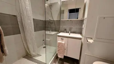 Salle de bains dans l'établissement T2 Climatisé Vue Mer Exceptionnelle Accès Plage