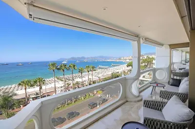 Vue générale sur la mer ou vue sur la mer prise depuis l'appartement