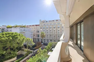 Balcon ou terrasse dans l'établissement REF 1991 - Cannes Croisette - Sea view apartment for rent