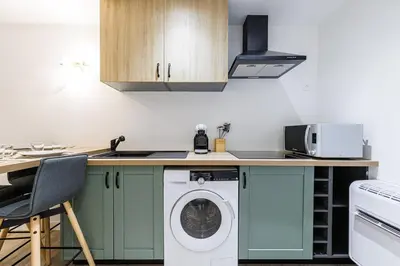 Cuisine ou kitchenette dans l'établissement Charming 3-Room Old Antibes