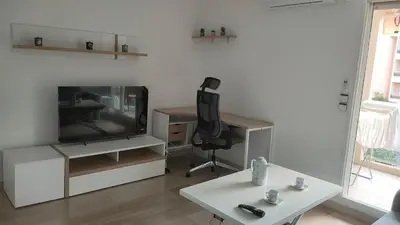 Télévision ou salle de divertissement dans l'établissement Apartment with residential pool