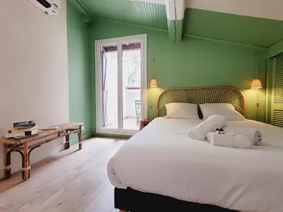 Un ou plusieurs lits dans un hébergement de l'établissement La Maison de la Baume - Cocon à proche des plages