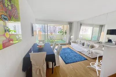 Coin salon dans l'établissement Cannes central Rue d'Antibes wide 1 BDR w terrace - quiet in green scenery
