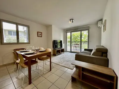 Coin salon dans l'établissement Appartement 2 pièces avec terrasse et garage à Antibes - FR-1-252-201