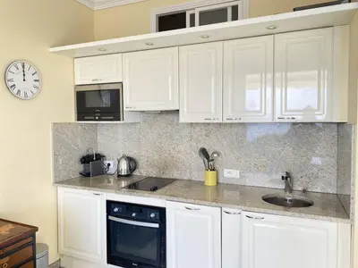 Cuisine ou kitchenette dans l'établissement Cannes La Croisette - Studio face mer avec chambre cabine et balcon
