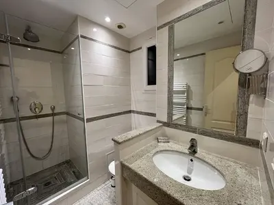 Salle de bains dans l'établissement Cannes La Croisette - Studio face mer avec chambre cabine et balcon