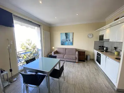 Cuisine ou kitchenette dans l'établissement Cannes La Croisette - Studio face mer avec chambre cabine et balcon