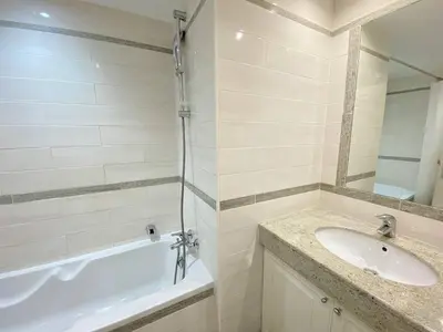 Salle de bains dans l'établissement Cannes La Croisette - Studio face mer avec chambre cabine et balcon