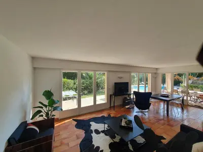 Télévision ou salle de divertissement dans l'établissement Bas de villa avec piscine à partager, sur la Côte d'Azur