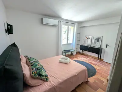 Un ou plusieurs lits dans un hébergement de l'établissement Bas de villa avec piscine à partager, sur la Côte d'Azur