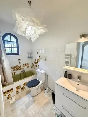 Salle de bains dans l'établissement L'azur Provençal
