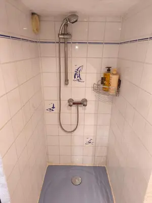 Salle de bains dans l'établissement Villa jardin secret centre-ville d'Antibes
