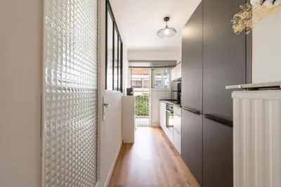 Cuisine ou kitchenette dans l'établissement 1-Br with Terrace Palm Beach Close to Beaches
