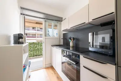 Cuisine ou kitchenette dans l'établissement 1-Br with Terrace Palm Beach Close to Beaches