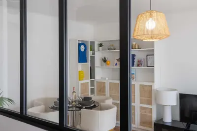 Télévision ou salle de divertissement dans l'établissement 1-Br with Terrace Palm Beach Close to Beaches