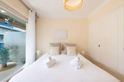 Un ou plusieurs lits dans un hébergement de l'établissement 1-Br with Terrace Palm Beach Close to Beaches
