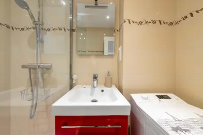Salle de bains dans l'établissement 1-Br with Terrace Palm Beach Close to Beaches