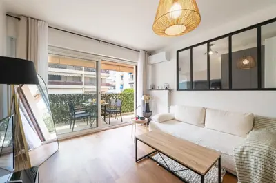 Coin salon dans l'établissement 1-Br with Terrace Palm Beach Close to Beaches