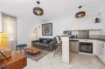 Cuisine ou kitchenette dans l'établissement Joli deux pièces - Quartier Pointe Croisette - EC