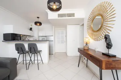 Cuisine ou kitchenette dans l'établissement Joli deux pièces - Quartier Pointe Croisette - EC
