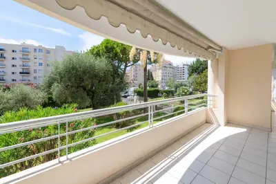 Balcon ou terrasse dans l'établissement 3P Résidence avec piscine proche Croisette