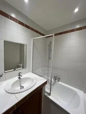 Salle de bains dans l'établissement Studio dans le vieil Antibes