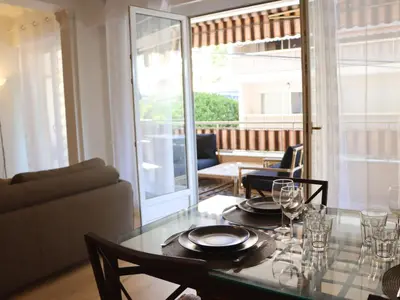 Coin salon dans l'établissement Apartment Le Lerins by Interhome