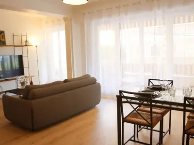 Coin salon dans l'établissement Apartment Le Lerins by Interhome