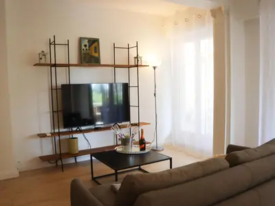 Télévision ou salle de divertissement dans l'établissement Apartment Le Lerins by Interhome