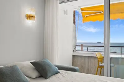 Un ou plusieurs lits dans un hébergement de l'établissement Front de Mer Le soleil Centre Juan Les Pins