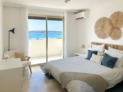 Un ou plusieurs lits dans un hébergement de l'établissement Vue mer - Pointe Croisette - 1 chambre Spacieuse