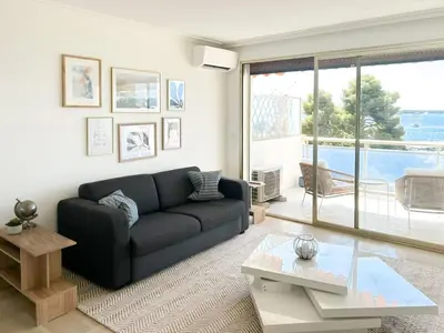 Coin salon dans l'établissement Vue mer - Pointe Croisette - 1 chambre Spacieuse