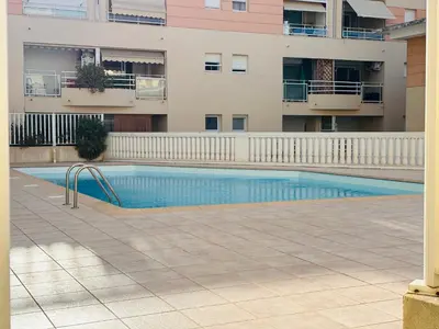 Piscine de l'établissement Golfe-Juan Gem, Pool & Beach ou située à proximité