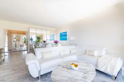 Coin salon dans l'établissement Spacious 1-Br with Sea View Residence with Pool Cannes